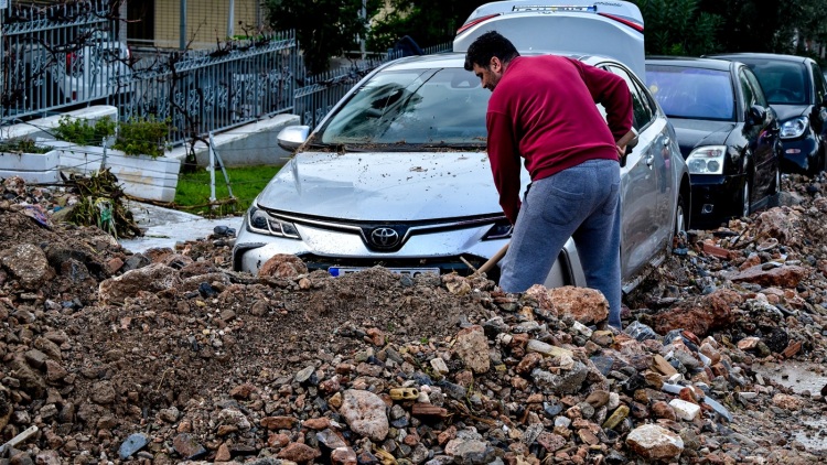Ξεκινούν οι αυτοψίες μετά τις πληγές στην Αττική από την κακοκαιρία που άφησε πίσω της δύο νεκρούς