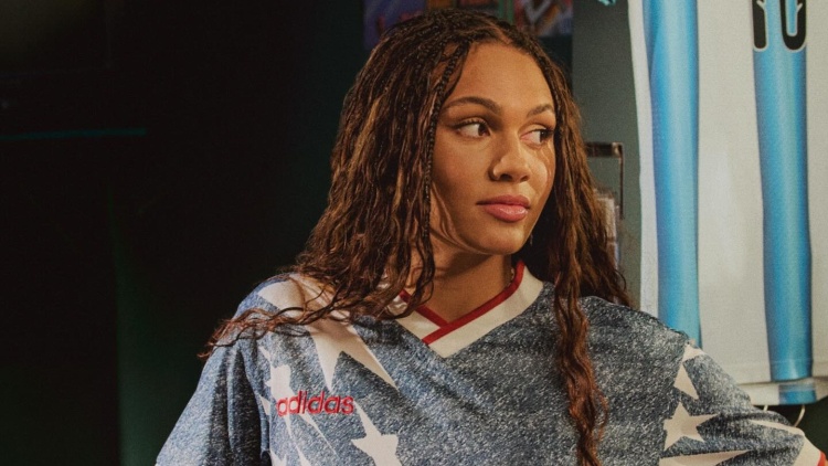 Η κόρη του Ντένις Ρόντμαν έγινε η πιο ακριβοπληρωμένη ποδοσφαιρίστρια στον κόσμο
