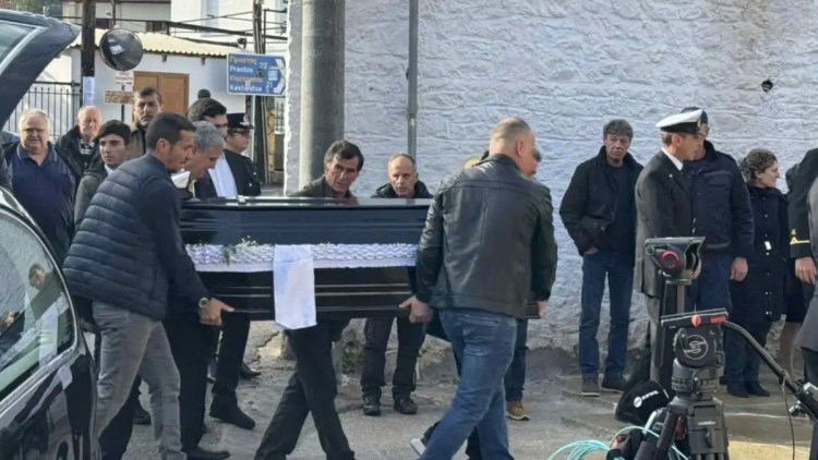 Θρήνος στην κηδεία του λιμενικού που σκοτώθηκε στο Άστρος, ο Κικίλιας ζήτησε από τον Κακλαμάνη να «υιοθετήσει» η Βουλή το παιδί του