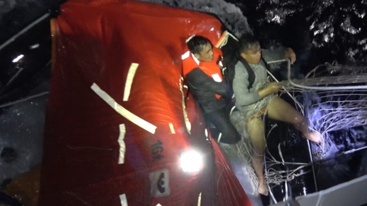 Τουλάχιστον δύο νεκροί ναυτικοί μετά το ναυάγιο φορτηγού πλοίου κοντά σε αμφισβητούμενα νερά στη Νότια Σινική Θάλασσα