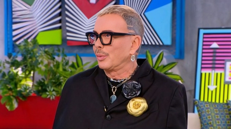 Ο Λάκης Γαβαλάς ανακοίνωσε πως θα σχεδιάσει ταφόπλακες από μάρμαρο