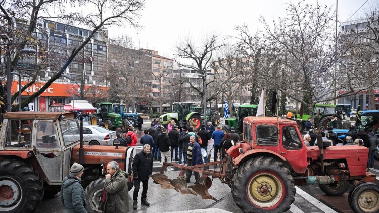 Παρέλαση των τρακτέρ στο κέντρο της Λάρισας, «φεύγουμε αλλά ο αγώνας δεν σταματά» λένε οι αγρότες 
