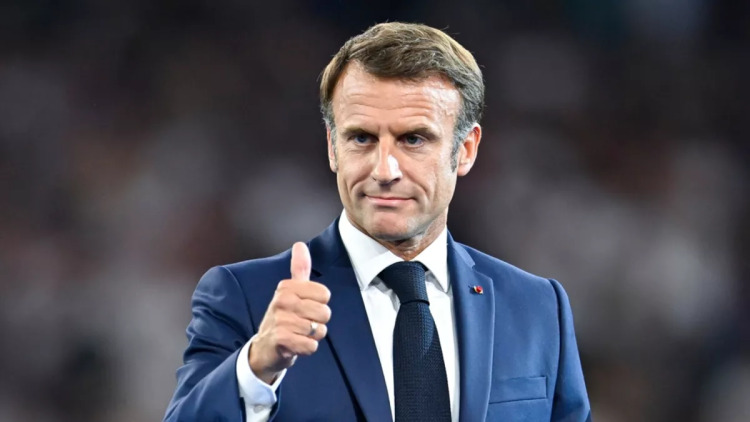 Εμανουέλ Μακρόν: Τι αποκαλύπτει οφθαλμίατρος για το κατακόκκινο μάτι του Γάλλου προέδρου
