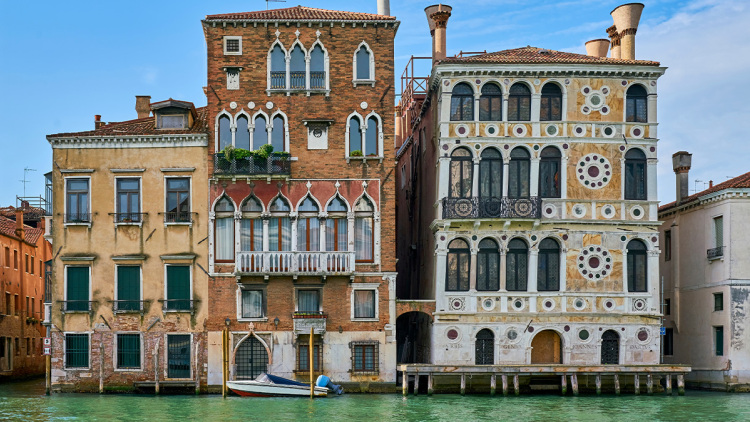 Το «στοιχειωμένο» παλάτι της Βενετίας των €17 εκατ. που κανείς δεν αγοράζει: Δολοφονίες, αυτοκτονίες και το συγκρότημα The Who, δείτε φωτογραφίες