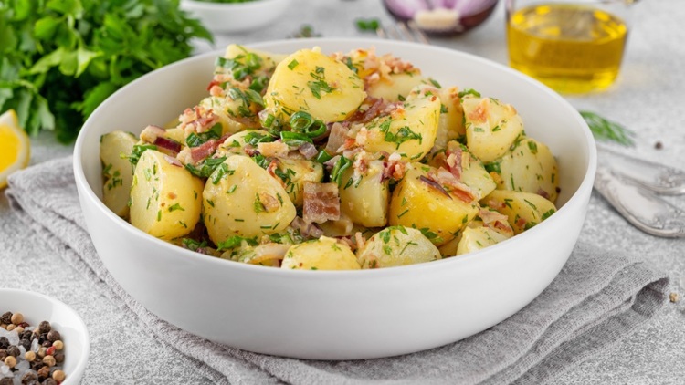 Πικάντικη, με θαλασσινά ή vegan; 18 συνταγές για χορταστική πατατοσαλάτα
