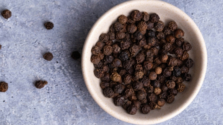 Πώς το μαύρο πιπέρι και το ελαιόλαδο αυξάνουν την απορρόφηση θρεπτικών συστατικών από τα τρόφιμα