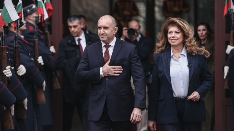 Μετά την παραίτηση Ράντεφ στη Βουλγαρία, η χώρα αποκτά την πρώτη γυναίκα Πρόεδρο της Δημοκρατίας