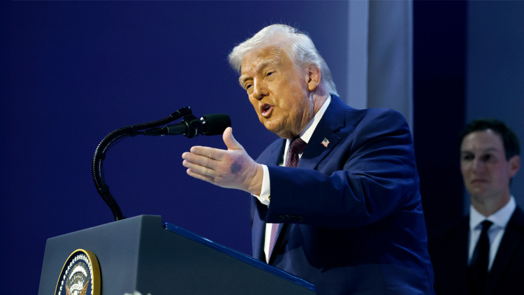 Ξανά με μελανιά στο χέρι ο Τραμπ στο Νταβός: «Χτύπησα σε τραπέζι» απάντησε στους δημοσιογράφους, τι είπε για την ασπιρίνη