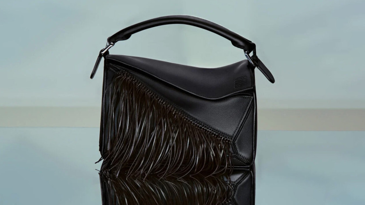 Πώς η τσάντα-γρίφος του οίκου Loewe έγινε σύγχρονο σύμβολο πολυτέλειας
