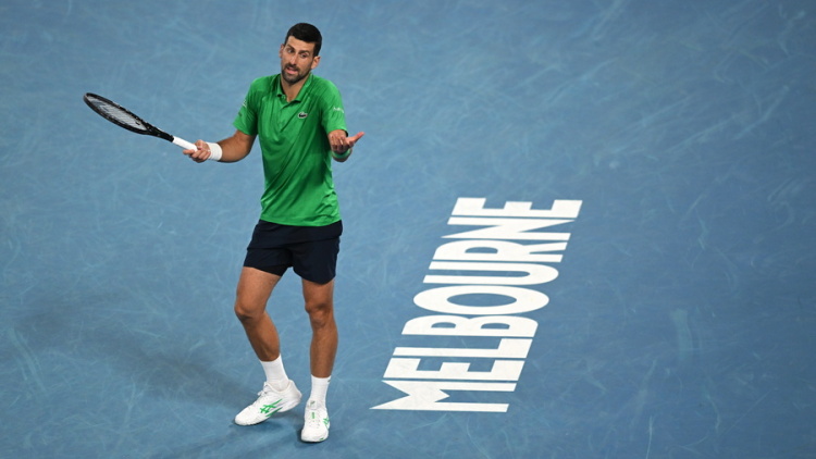 Φλέρταρε με την αποβολή του από το Australian Open ο Τζόκοβιτς: Χτύπησε τη μπάλα θυμωμένος και πέρασε πάνω από το κεφάλι ενός ball kid, βίντεο 