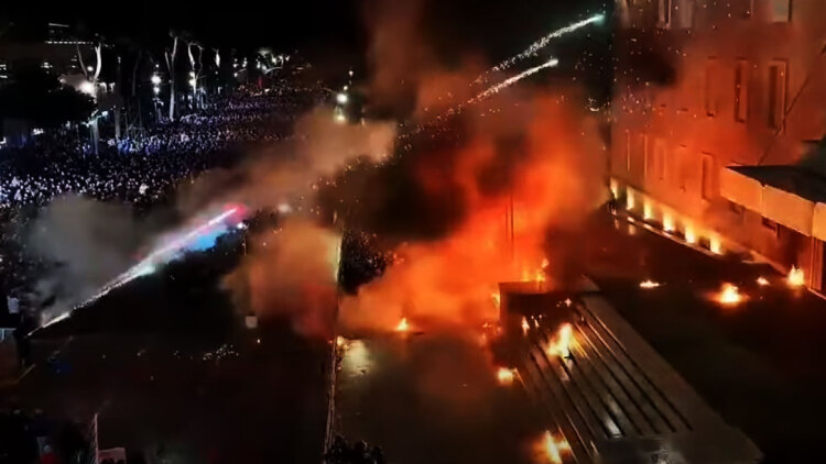 Επεισόδια σε αντικυβερνητική διαδήλωση στα Τίρανα με μολότοφ, δακρυγόνα και τραυματίες, δείτε βίντεο  