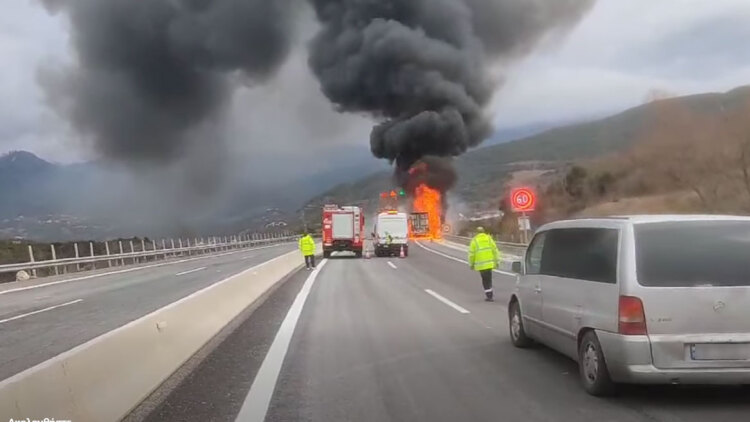 Φορτηγό τυλίχθηκε στις φλόγες στην Εγνατία Οδό, δείτε βίντεο