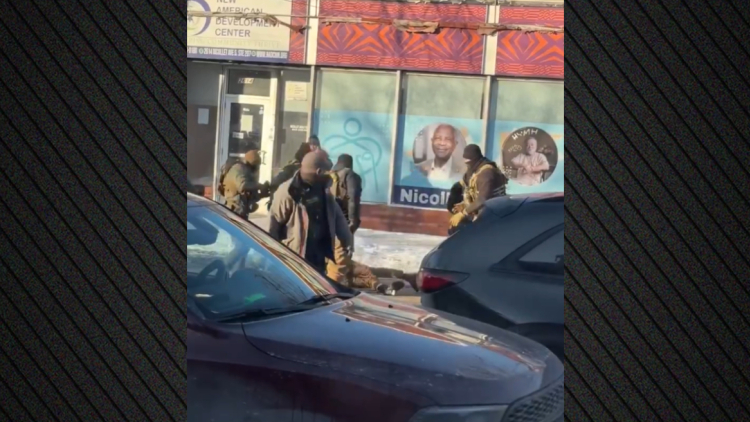 Η στιγμή που πράκτορες της ICE πυροβολούν τον διαδηλωτή στη Μινεάπολη, βίντεο