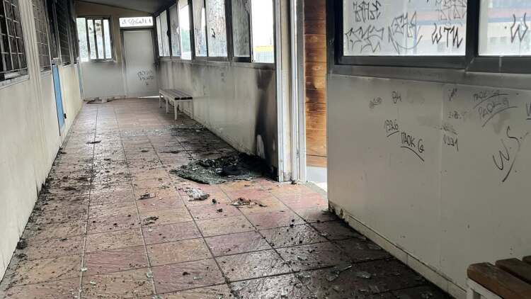 Θεσσαλονίκη: Νεαροί έβαλαν φωτιά σε σχολείο, σοβαρές υλικές ζημιές, δείτε φωτογραφίες