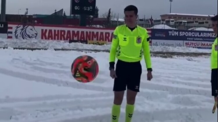 Διαιτητής στην Τουρκία δοκίμασε αν η μπάλα σκάει στο χιόνι και εκείνη κρύφτηκε μέσα του, δείτε βίντεο