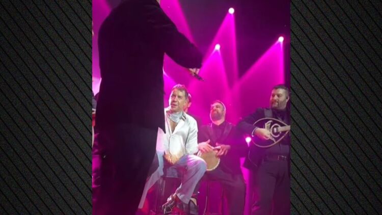 Απρόοπτο στη σκηνή για τον Γιώργο Μαζωνάκη: Τραγούδησε α καπέλα παρά το μπλακ άουτ