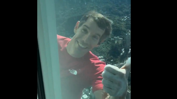 Χαμογελαστός ο αναρριχητής, χαιρετάει τον κόσμο που τον παρακολουθεί μέσα από τον ουρανοξύστη στην Ταϊβάν, δείτε βίντεο 