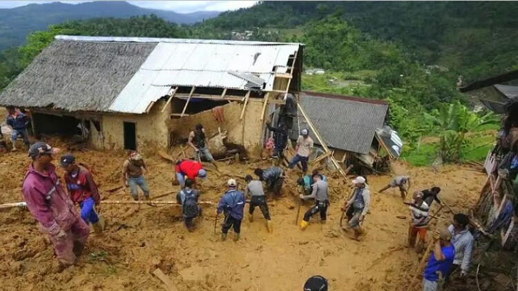 Τουλάχιστον 10 νεκροί και δεκάδες αγνοούμενοι μετά από κατολίσθηση στην Ινδονησία