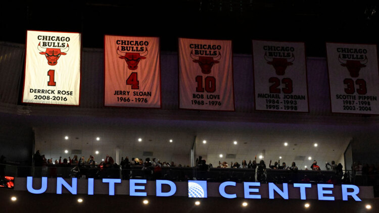 Στον ουρανό του γηπέδου των Μπουλς η φανέλα του Ντέρικ Ρόουζ, συγκίνηση για το «παιδί του Σικάγο», δείτε βίντεο