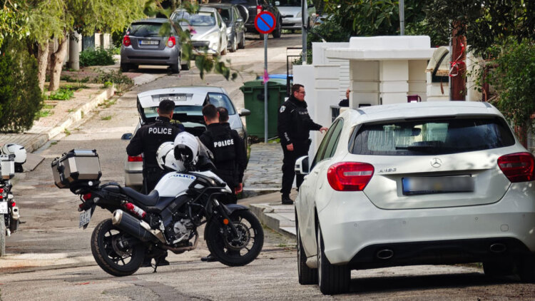 Νεκρός άνδρας σε πορτ παγκάζ αυτοκινήτου στη Γλυφάδα - Συνελήφθη ο γιος του, είχε σκοτώσει και τη μητέρα του το 2014