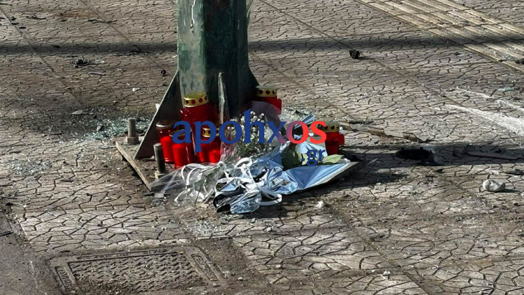 Θρήνος στην Πάτρα: Λουλούδια και κεριά άφησαν συγγενείς και φίλοι στο σημείο όπου σκοτώθηκαν ο 19χρονος και η 17χρονη, βίντεο και φωτογραφίες