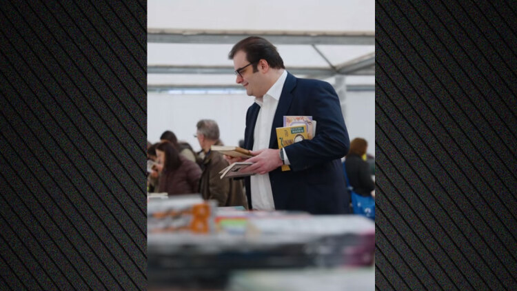 Με δύο σακούλες βιβλία έφυγε ο Κυριάκος Πιερρακάκης από  29ο παζάρι βιβλίου στην πλατεία Κλαυθμώνος , δείτε βίντεο