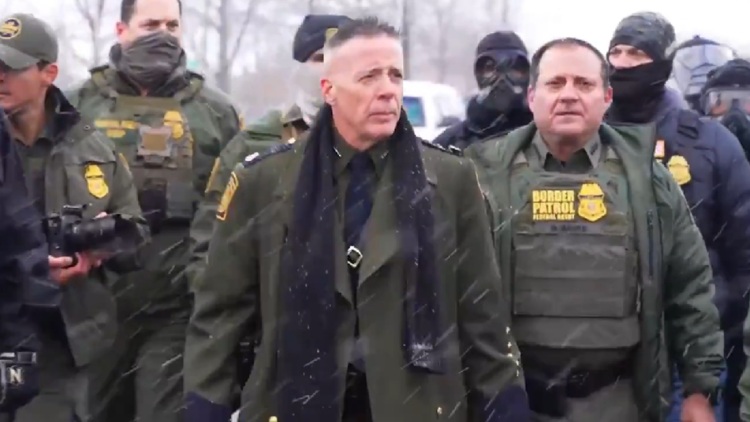 Γκρεγκ Μποβίνο: Γιος Ιταλών μεταναστών ο μπροστάρης της εκστρατείας απελάσεων του Τραμπ με το παλτό που θυμίζει SS και έμπνευση από τον Τζακ Νίκολσον