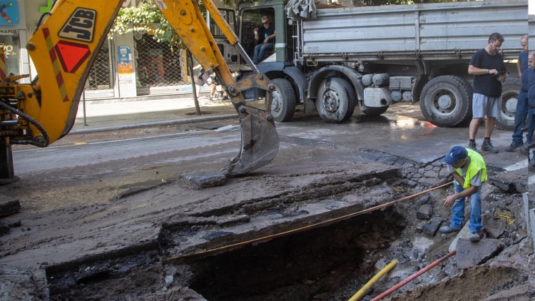 Θεσσαλονίκη: Τραυματίστηκαν τέσσερις εργάτες σε έργο σύνδεσης νέου αγωγού της ΕΥΑΘ