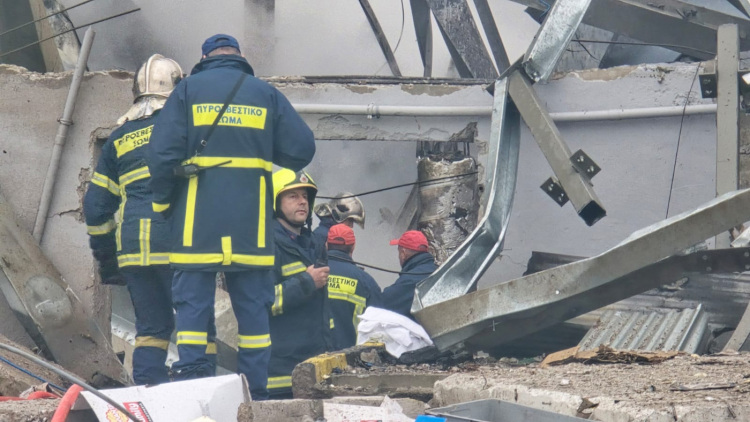 Τρεις γυναίκες νεκρές από τη μεγάλη φωτιά στο εργοστάσιο της Βιολάντα στα Τρίκαλα
