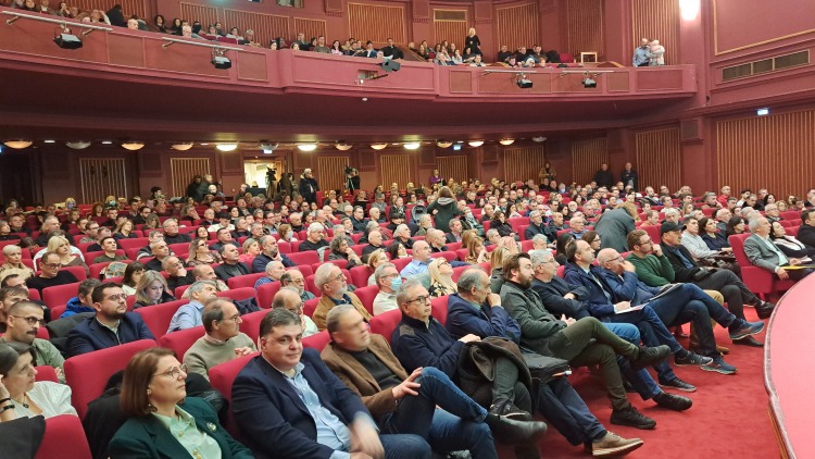 Γέμισε το «Ολύμπιον» της Θεσσαλονίκης ο Παραστατίδης, εκατοντάδες πολίτες συζήτησαν για τη δημοκρατία στην καθημερινότητα και μετά την κάλπη 