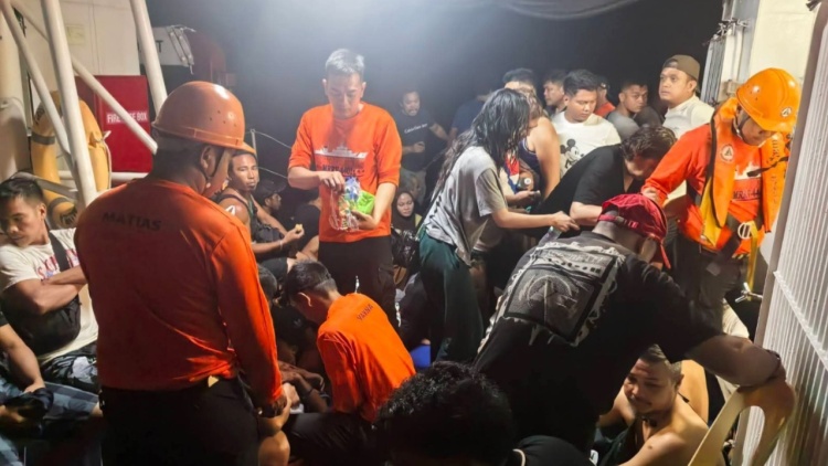 Τουλάχιστον οκτώ νεκροί από ναυάγιο φέρι στις Φιλιππίνες με 342 επιβαίνοντες, δείτε βίντεο