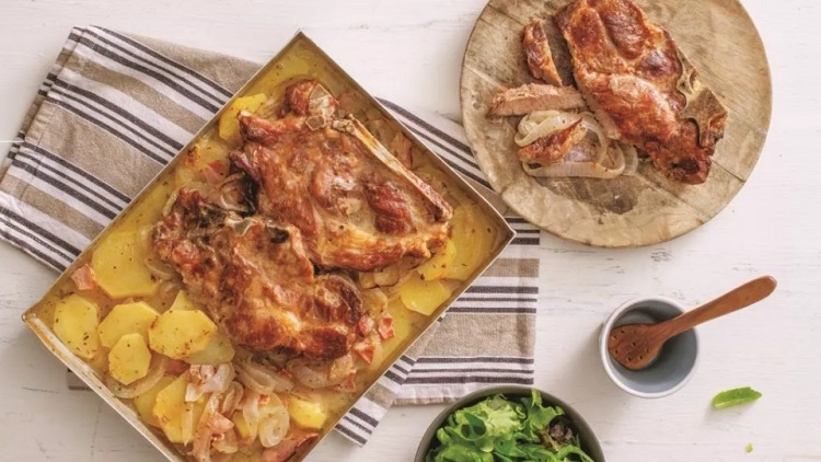 Χοιρινές μπριζόλες φούρνου με πατάτες και μπέικον