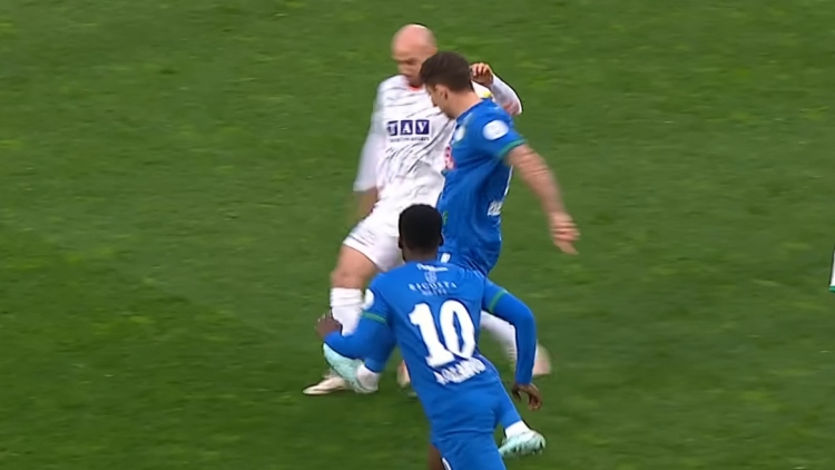 Απίστευτο σκηνικό με πρωταγωνιστή τον Παπανικολάου στο Ρίζεσπορ-Αλάνιασπορ: Πήρε ανύπαρκτη κόκκινη στο έκτο λεπτό του ματς, δείτε βίντεο