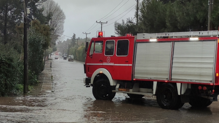 Συναγερμός στα Σπάτα: Όχημα με δύο επιβαίνοντες παρασύρθηκε από νερά ρέματος, σε εξέλιξη επιχείρηση διάσωσης 
