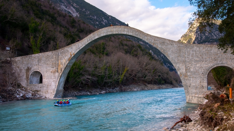 Ράφτινγκ στον Άραχθο: Δύο ώρες μέσα στο φαράγγι των Τζουμέρκων