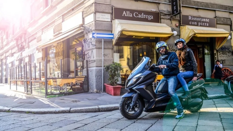 Γιατί κάποιοι οδηγούν το δίκυκλο με τα πόδια να κρέμονται;