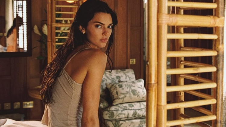 Kendall Jenner: Ποζάρει γυμνή στο Instagram μετά την άρνηση για πλαστικές επεμβάσεις
