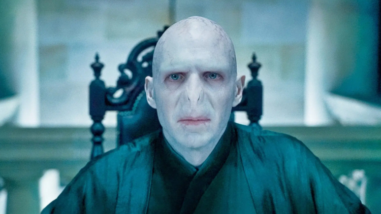 Η γκάφα του Ρέιφ Φάινς, αποκάλυψε τον ηθοποιό που θα υποδυθεί τον Βόλντεμορτ στη νέα σειρά Χάρι Πότερ