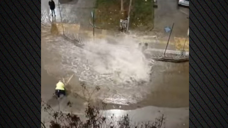 Έσκασε αγωγός νερού στη Θεσσαλονίκη, τέσσερις τραυματίες, δείτε βίντεο
