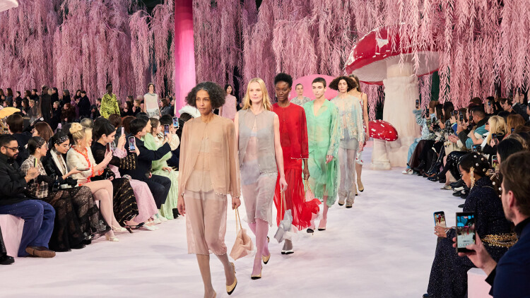 Ο Matthieu Blazy αποκαλύπτει μια ονειρική συλλογή Υψηλής Ραπτικής για τον οίκο Chanel
