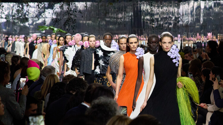 Ο Jonathan Anderson κάνει το ντεμπούτο του στην Υψηλή Ραπτική με τη συλλογή Dior Άνοιξη 2026
