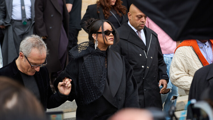 Η Rihanna παρακολούθησε το haute couture ντεμπούτο του Jonathan Anderson για τον Dior ντυμένη στα μαύρα
