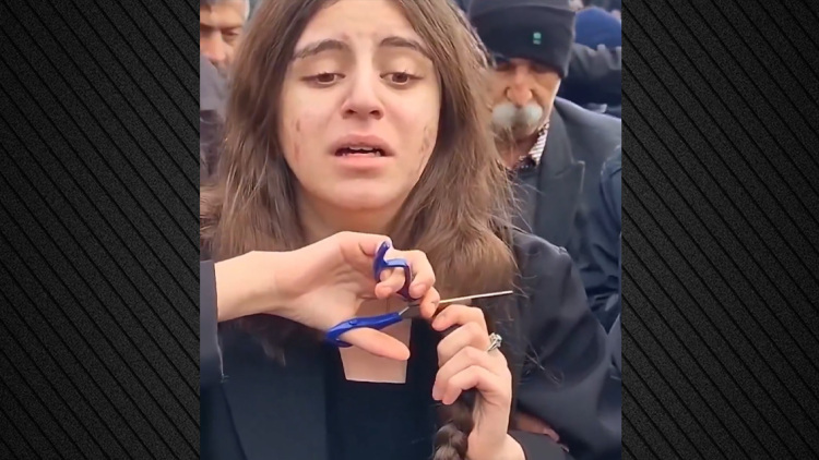 Συγκλονιστικό βίντεο: Νεαρή κόβει τα μαλλιά της στην κηδεία της 21χρονης αδελφής της που σκοτώθηκε σε διαδήλωση στο Ιράν