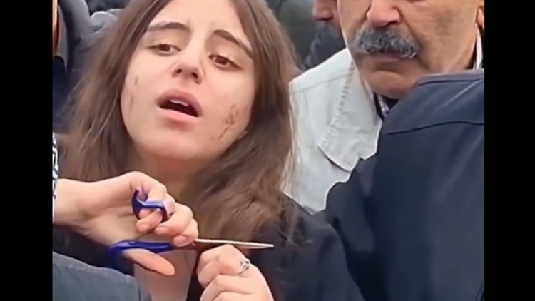 Ιράν: Η συγκλονιστική στιγμή που νεαρή κοπέλα κόβει τα μαλλιά της στην κηδεία της αδερφής της (βίντεο)