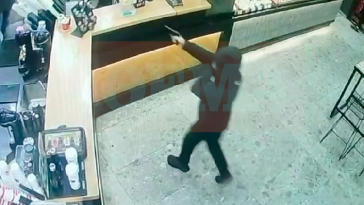 Βίντεο από τις ληστείες στη Δυτική Αττική: Απειλούσαν με όπλο και μαχαίρι τους υπαλλήλους και έπαιρναν τις εισπράξεις