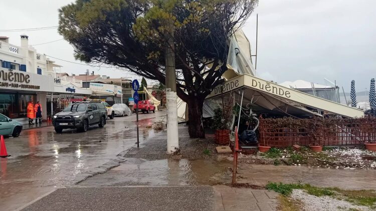 Ζημιές στην παραλία Μαραθώνα λόγω ισχυρών ανέμων: Έπεσαν σκέπαστρα και τέντες, δείτε φωτογραφίες
