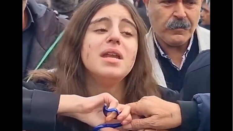 Συγκλονιστικό βίντεο: Νεαρή κόβει τα μαλλιά της στην κηδεία της 21χρονης αδελφής της που σκοτώθηκε σε διαδήλωση στο Ιράν