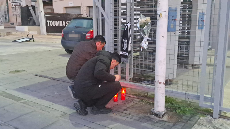 Κεριά και λουλούδια στην Τούμπα στη μνήμη των αδικοχαμένων οπαδών του ΠΑΟΚ, βίντεο και φωτογραφίες