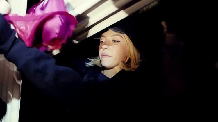 Σίντνεϊ Σουίνι: Αντιμέτωπη με κατηγορίες παραβίασης χώρου και βανδαλισμού μετά το κρέμασμα σουτιέν στην πινακίδα του Χόλιγουντ