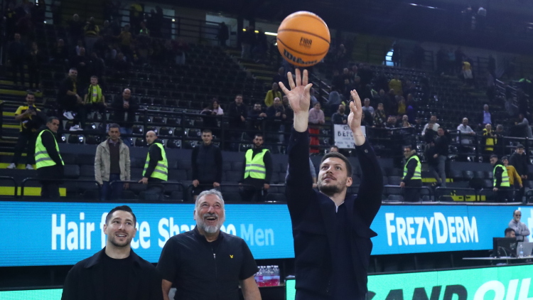 Δεν εκτελεί μόνο στο ποδόσφαιρο αλλά σκοράρει και αποθεώνεται και στο μπάσκετ ο Γιόβιτς, βίντεο 